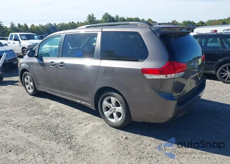 2014 Toyota Sienna Le V6 8 Passenger z USA, uszkodzony, nr VIN 5TDKK3DC0ES426736
